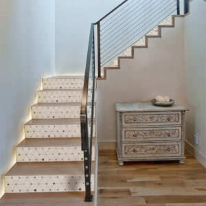 Escalier classique en bois décoré avec des stickers autocollants blancs représentant des formes géométriques