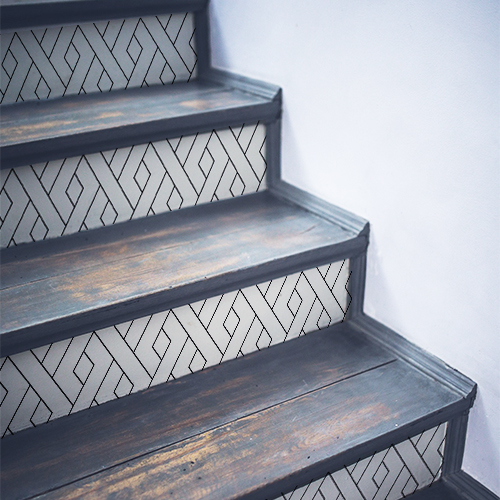 Escalier en bois noir dont les contremarches sont décorées avec des stickers autocollants formes géométriques blanches