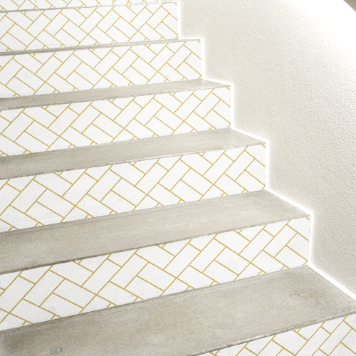 Sticker autocollant blanc et or imitation carrelage collé sur des escaliers en béton blanc