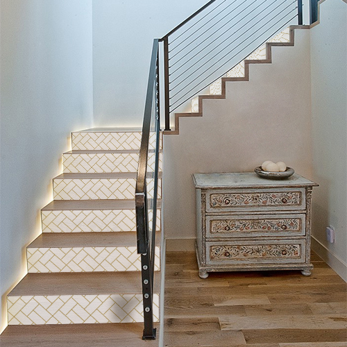 Escalier rustique rénové avec des contremarches adhésives design au motif origami qui sont des triangles imprimés en effet trompe-l'oeil.