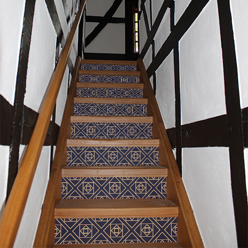 Maison traditionnelle avec un escalier en bois décoré par des stickers autocollants représentant diverses formes géométriques couleur or
