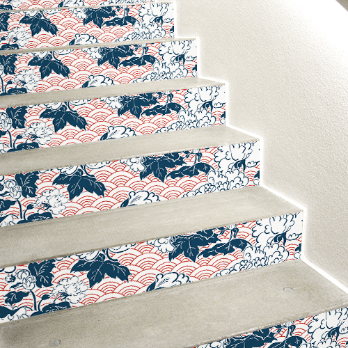 Stickers déco thème Asie bleus et rouges collés sur des escaliers en béton blanc