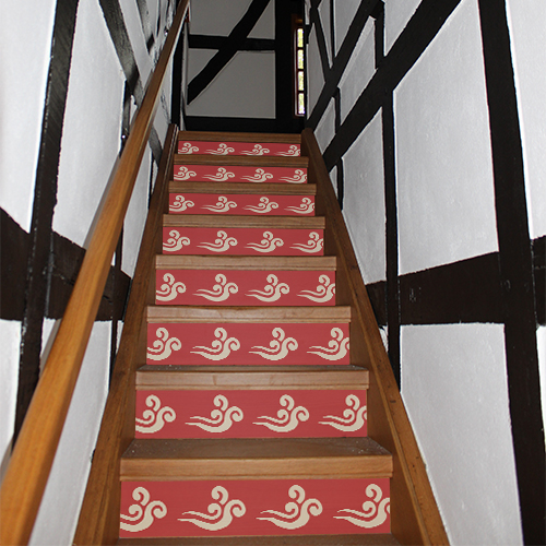 Escalier traditionnel décoré avec des stickers représentant des nuages blancs sur fond rouge