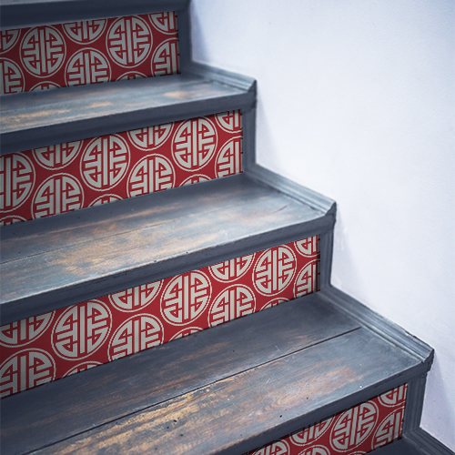 Escalier traditionnel en bois décoré avec des stickers représentant des motifs asiatiques blancs et rouges