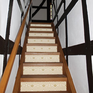 Stickers autocollants décoratifs beiges motif écailles collés sur les escaliers d'une maison traditionnelle