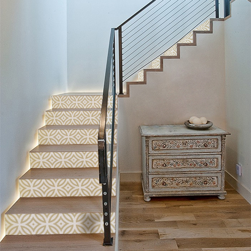 Escalier moderne et luxueux décoré avec des stickers autocollants ornés de motifs blancs et or