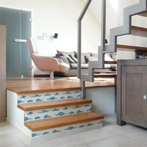 Maison moderne dont les escaliers sont mis en valeur par des stickers blanc avec des nuages bleus