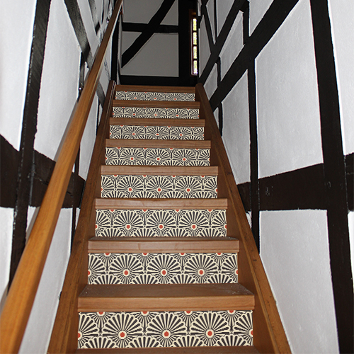 Escaliers classiques décorés avec des stickers autocollants noirs blancs et rouges