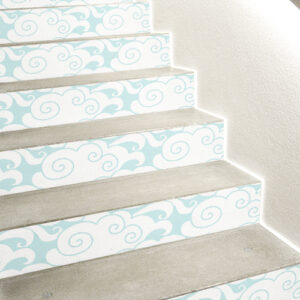 Escalier en béton décoré avec des stickers autocollants nuages blancs sur bleu