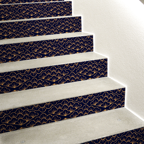 Escalier en béton blanc décoré avec des stickers représentant une mosaïque d'écailles or et bleues