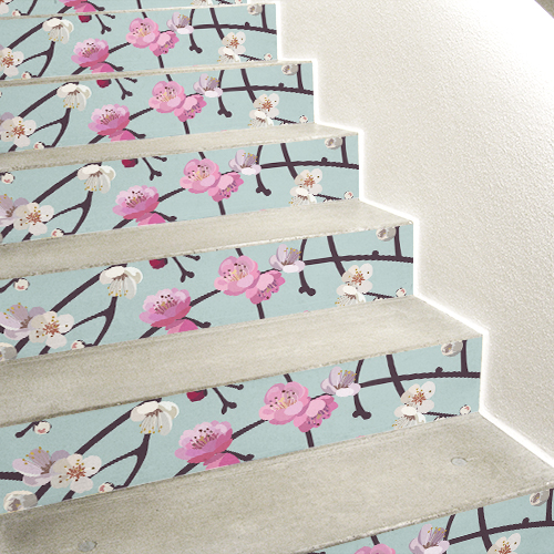 Escalier en béton blanc décoré avec plusieurs stickers autocollants fleurs roses et blanches