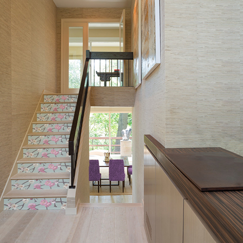 Maison classe dont les escaliers sont ornés de stickers autocollants motif fleurs asiatiques roses et blanches