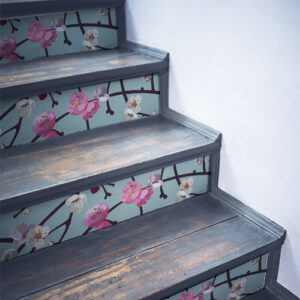 Stickers décoratifs fleurs blanches et violettes collés sur des contremarches en bois noir
