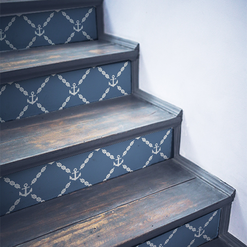 Escalier en bois noir décoré avec des stickers adhésifs frise d'ancres blanches sur fond bleu