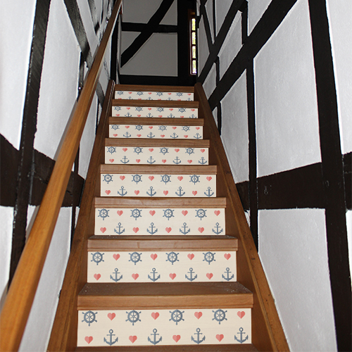 Stickers autocollants représentant une frise d'ancres et de gouvernails collés sur des contremarches d'escaliers dans une maison traditionnelle