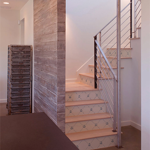 Escalier moderne avec des ancres bleues sur fond blanc collées sur les contremarches