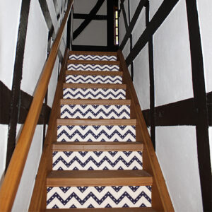 Escalier traditionnel recouvert de stickers autocollants représentant des chevrons blancs à poids bleus