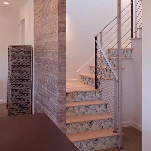 Escalier moderne en bois décoré avec des stickers adhésifs représentant du matériel marin.