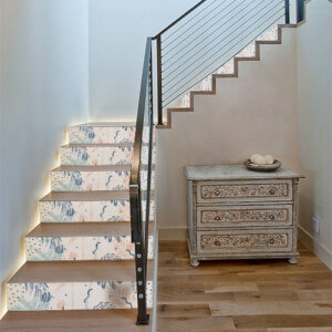 Escalier classique décoré avec des stickers adhésifs représentant des plantes aquatiques