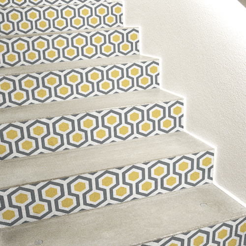 Escalier en béton décoré avec plusieurs stickers adhésifs ruches jaunes et grises