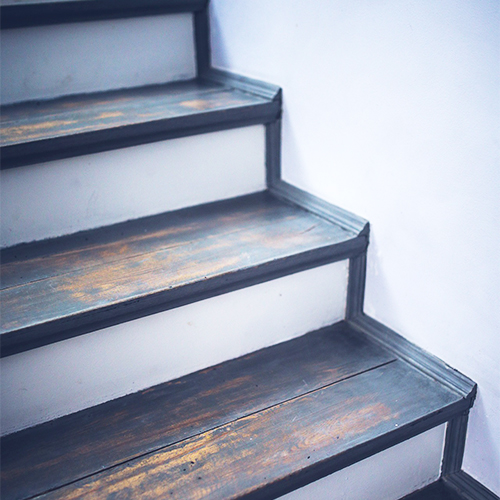 Adhésif sticker contremarches pour escalier en chevron bleu marine
