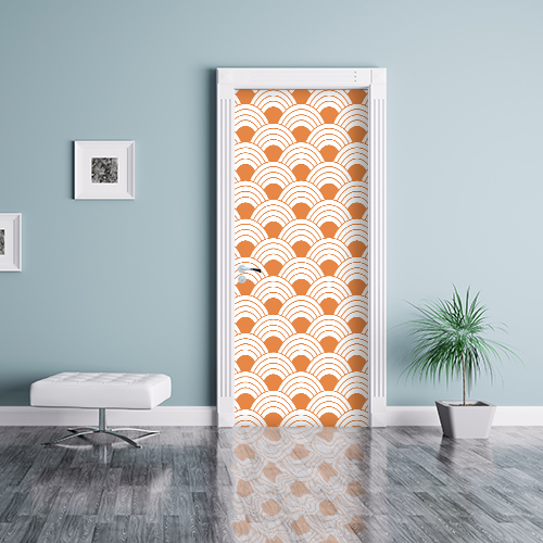 Pièce à vivre avec des murs bleus et un sticker autocollant écaille de poisson orange collé sur la porte