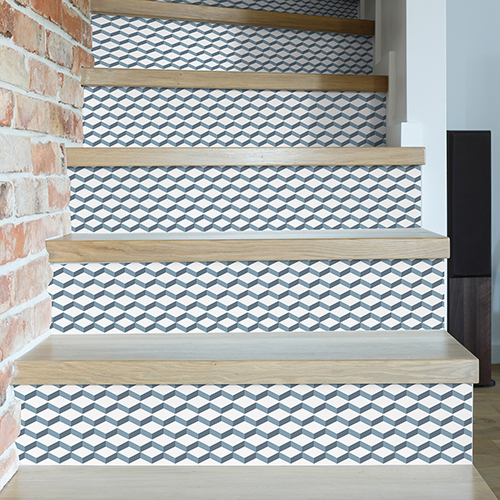 Déco d'escalier transformée par les stickers autocollant pour contremarches d'escalier chevrons 3D