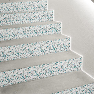 Gros plan de contremarches d'escalier personnalisées avec des adhésifs de contremarche granito bleu effet terrazzo.