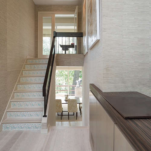 Gros plan de contremarches d'escalier personnalisées avec des adhésifs de contremarche granito bleu effet terrazzo.