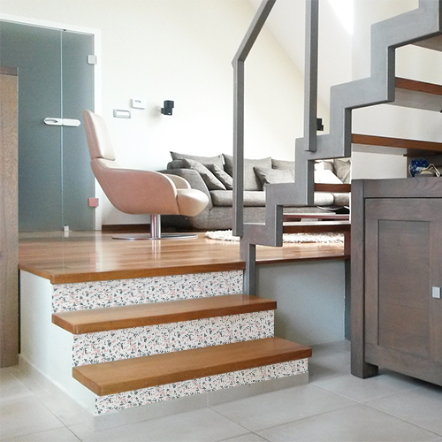 Palier bureau dont la montée d'escalier est personnalisée avec des contremarches adhésive effet terrazzo en trompe-l'oeil.