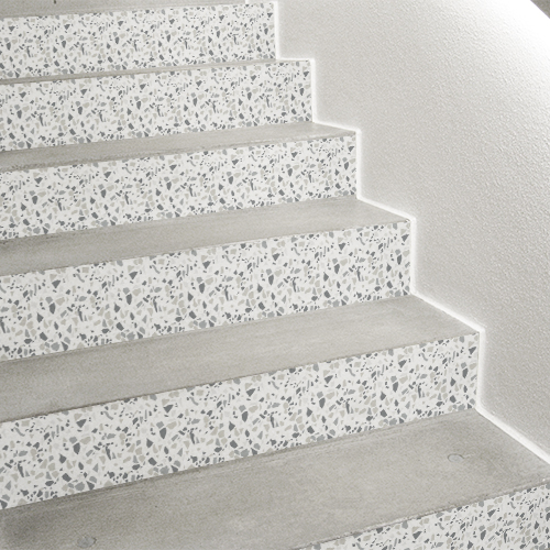 Décoration pour contremarche d'escalier avec un motif de granito gris comme du terrazzo authentique.