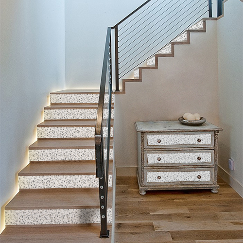 Personnalisation des tiroirs de commode ou des contremarches d'escalier avec un adhésif terrazzo gris en trompe-l'oeil.