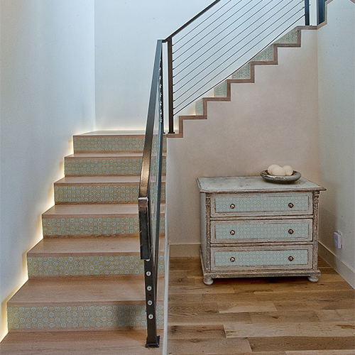 Personnaliser les tiroirs d'une commode ou les contremarches d'un escalier avec les adhésifs contremarches mosaïque colorée c'est simple et beau.