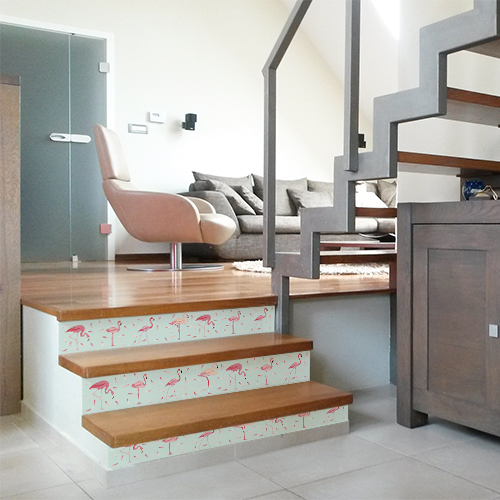 Personnalisation des contremarches d'escalier avec un sticker exotique doux et pastel de flamant rose sur fond mint.