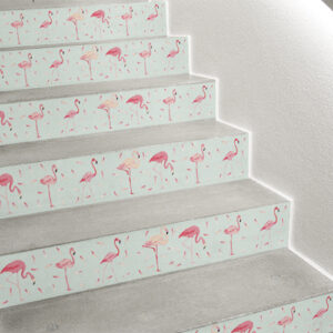 Les contremarches flamants rose sur fond mint sont parfaites pour finaliser la déco d'escaliers exotique chic.