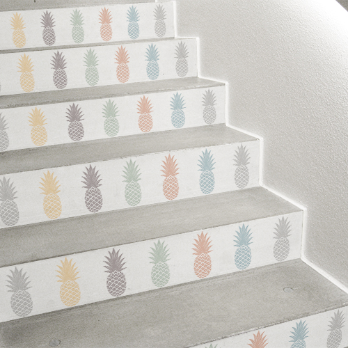 Contremarches d'escalier personnalisées avec des adhésifs exotiques pour contremarche au motif ananas colorés.