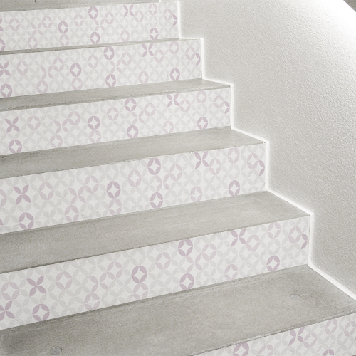 Détail d'escalier moderne personnalisé avec des contremarches adhésive rosace rose poudré de style céramique orientale.