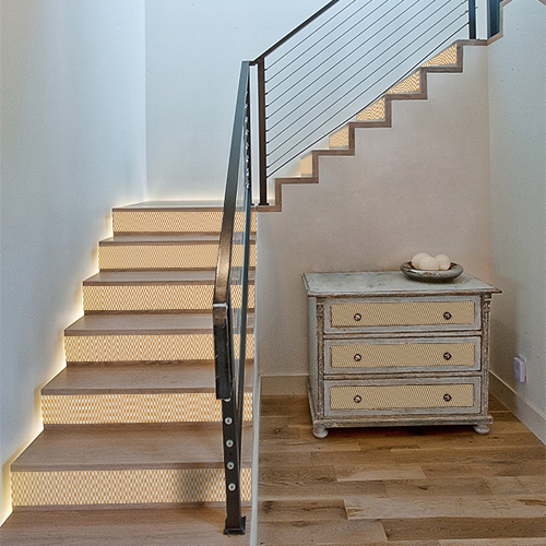 Tiroirs de commode et contremarche d'escalier personnalisée avec un sticker de contremarches chevrons 3D façon tweed en jaune et blanc.