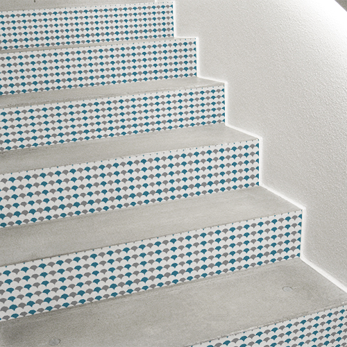 Détail de déco d'escalier avec contremarche personnalisée grâce aux sticker de contremarches écailles scandinave gris blanc et bleu canard.