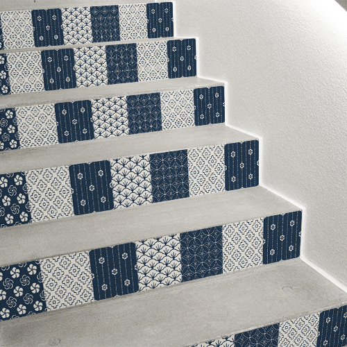 Contremarche adhésive pour escalier avec des motifs carrelage japon en bleu et blanc.