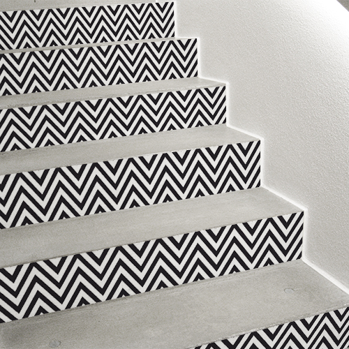 Idées pour rénover son escalier facilement grâce aux adhésifs pour contremarche d'escalier chevrons noir et blanc.