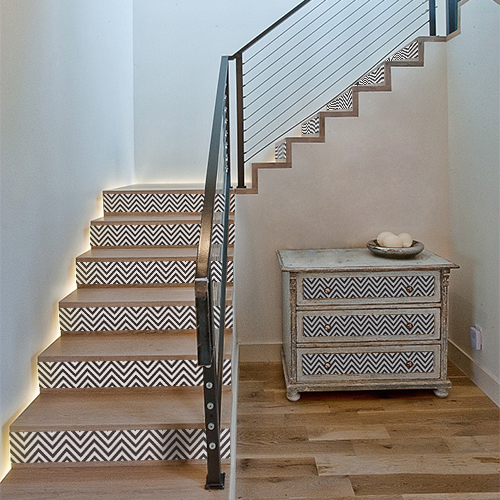 Bricolage facile pour rénover une commode ou décorer un escalier avec des contremarches adhésives à chevrons noir et blanc.