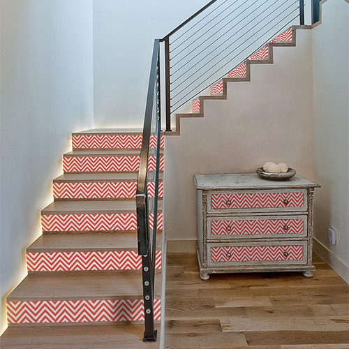 Rénover une commode ou des contremarche d'escalier avec des contremarches adhésive chevrons rouge et blanc et transformez votre intérieur avec style.