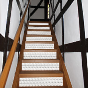 Escalier rustique rénové avec des contremarches adhésives design au motif origami qui sont des triangles imprimés en effet trompe-l'oeil.