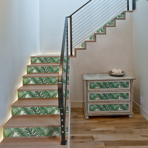 Rénovation ou personnalisation de tiroirs ou de contremarches d'escalier avec des stickers urban jungle feuillage exotique A.