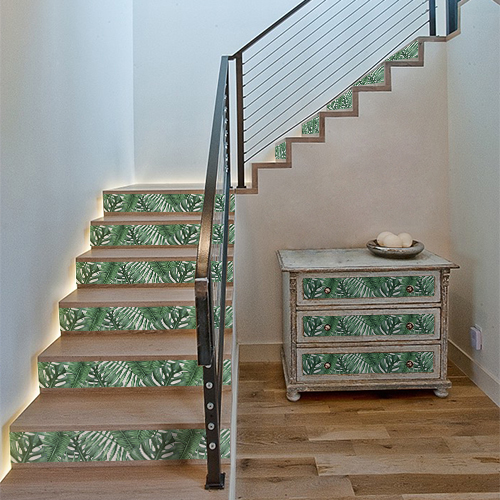 Bricolage pour rénover des tiroirs de commode ou décorer un escalier grâce à des stickers pour contremarches motif feuilles exotique B.