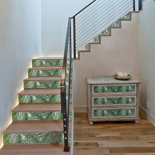 Relooker des tiroirs de commode ou des contremarches d'escalier avec style c'est rapide grâce aux contremarches adhésives tropicales en vert et blanc.