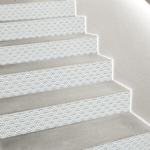 Trouvez des idees déco d'escalier grâce à nos stickers de contremarches d'escalier motif écailles à pois bleu qui viennent transformer vos escaliers avec grâce.