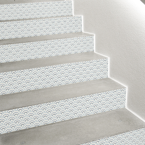 Trouvez des idees déco d'escalier grâce à nos stickers de contremarches d'escalier motif écailles à pois bleu qui viennent transformer vos escaliers avec grâce.