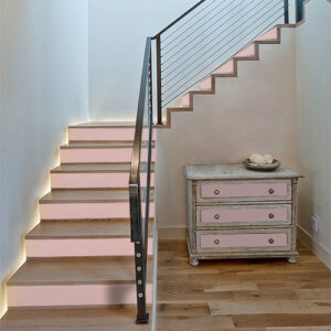 Délicate touche de rose pâle dans ces escaliers et sur les tiroirs de la commode rendu possible grâce aux contremarches adhésives unies rose clair.